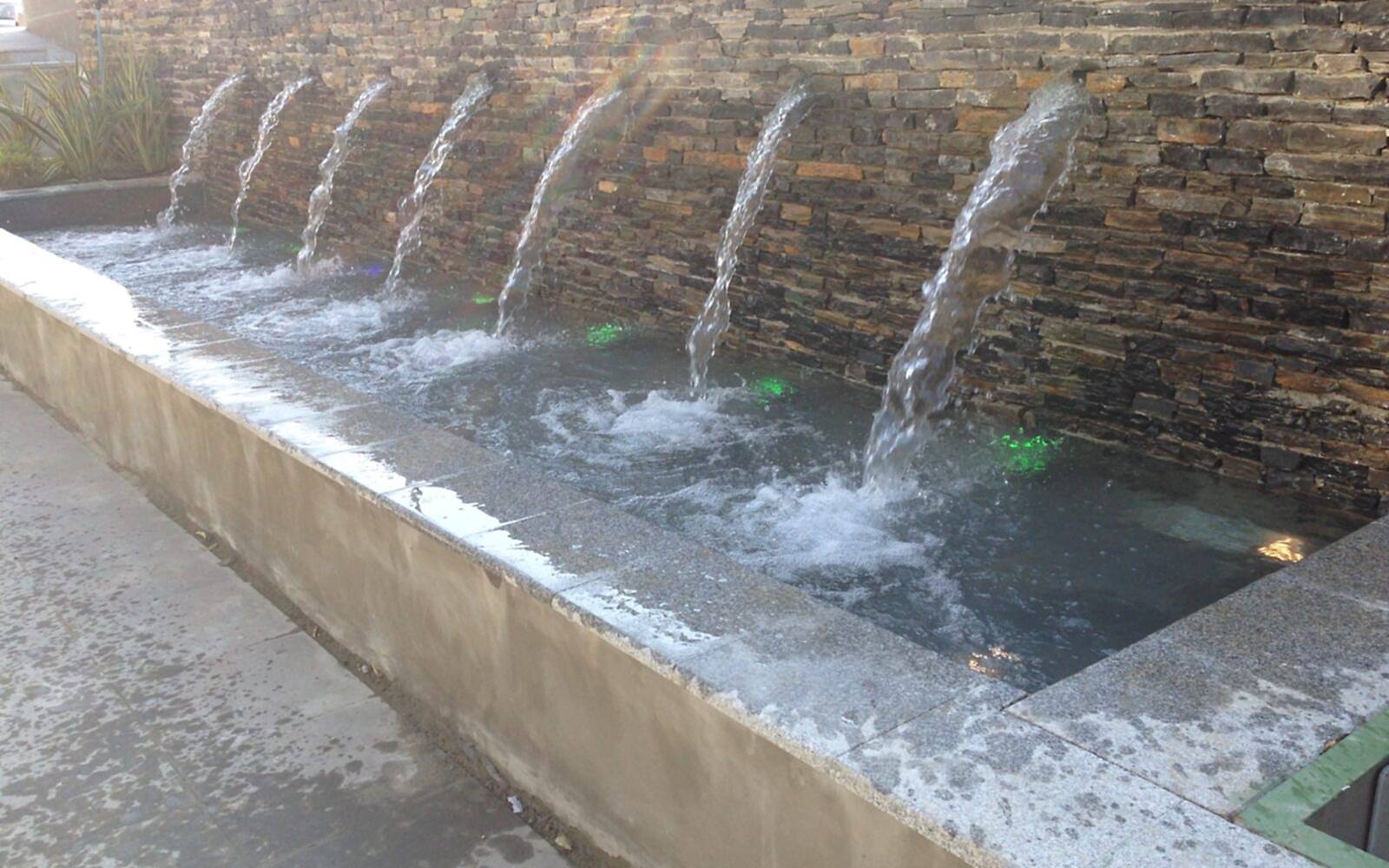 Suryapı Hayat Holding Süs Havuzu